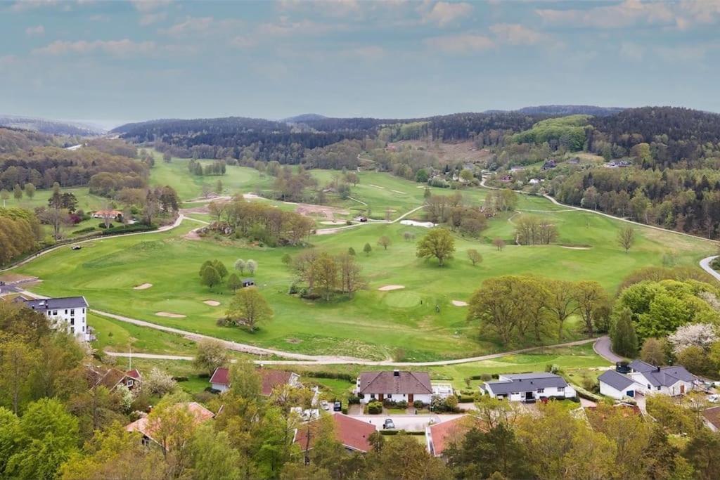 Apartment Right Next To The Golf Course And With The Ocean Just Around The Corner Ljungskile Zewnętrze zdjęcie
